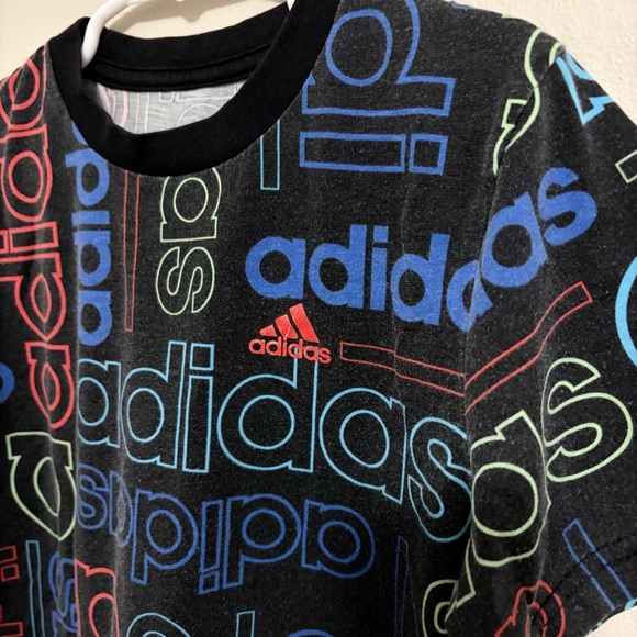 Adidas Kids Black Tee with Colorful Logo Pattern Kids Boys Size 6 - Picture 2 of 4